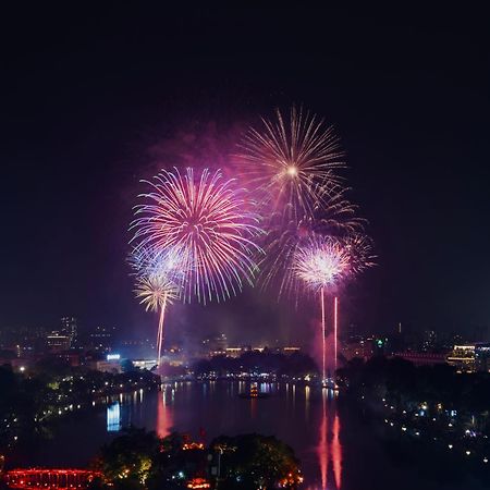 May De Ville Lakeside Hotel Hanoj Exteriér fotografie Fireworks at the 2013 National Day Parade