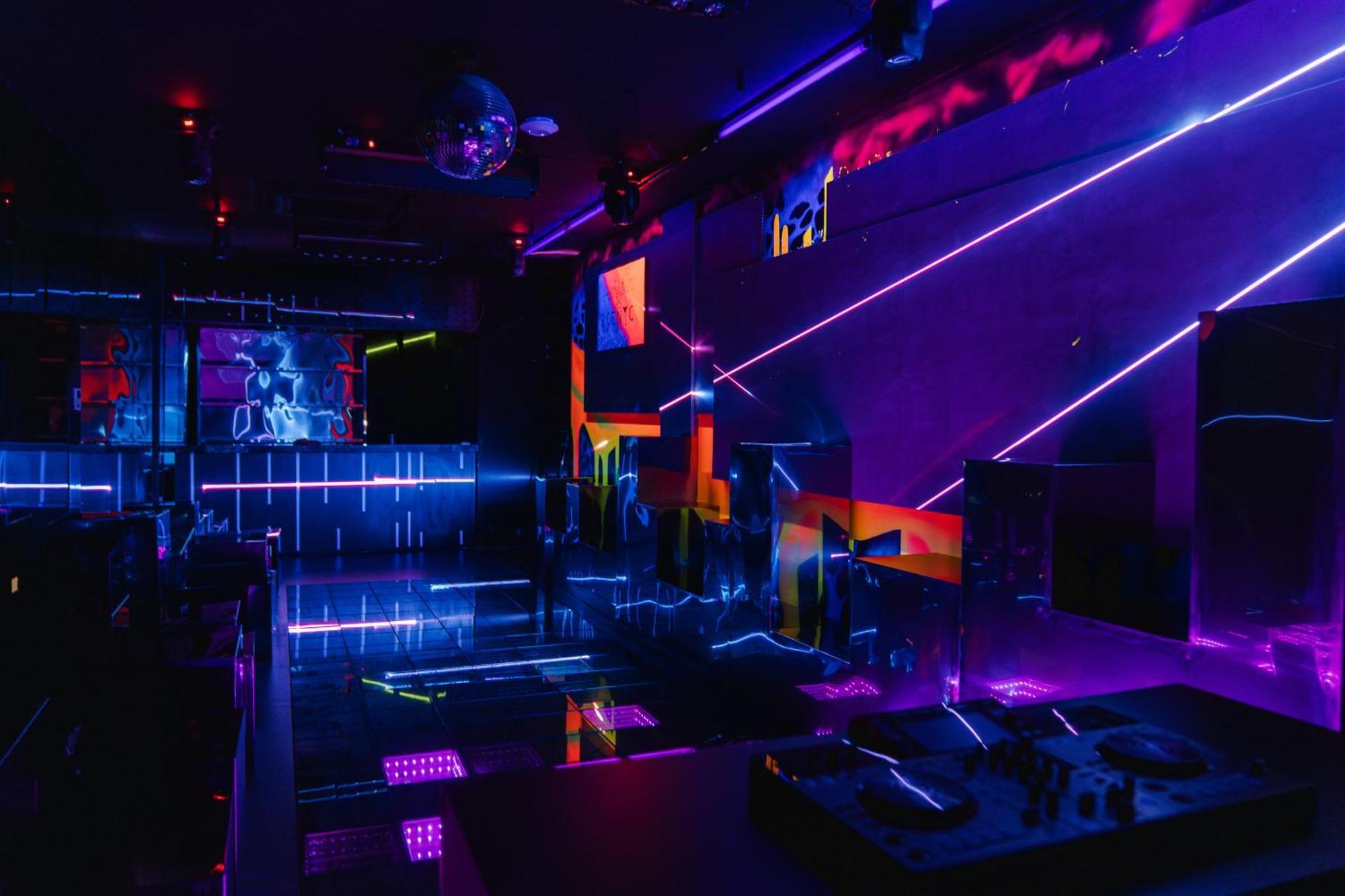 May De Ville Lakeside Hotel Hanoj Exteriér fotografie The nightclub