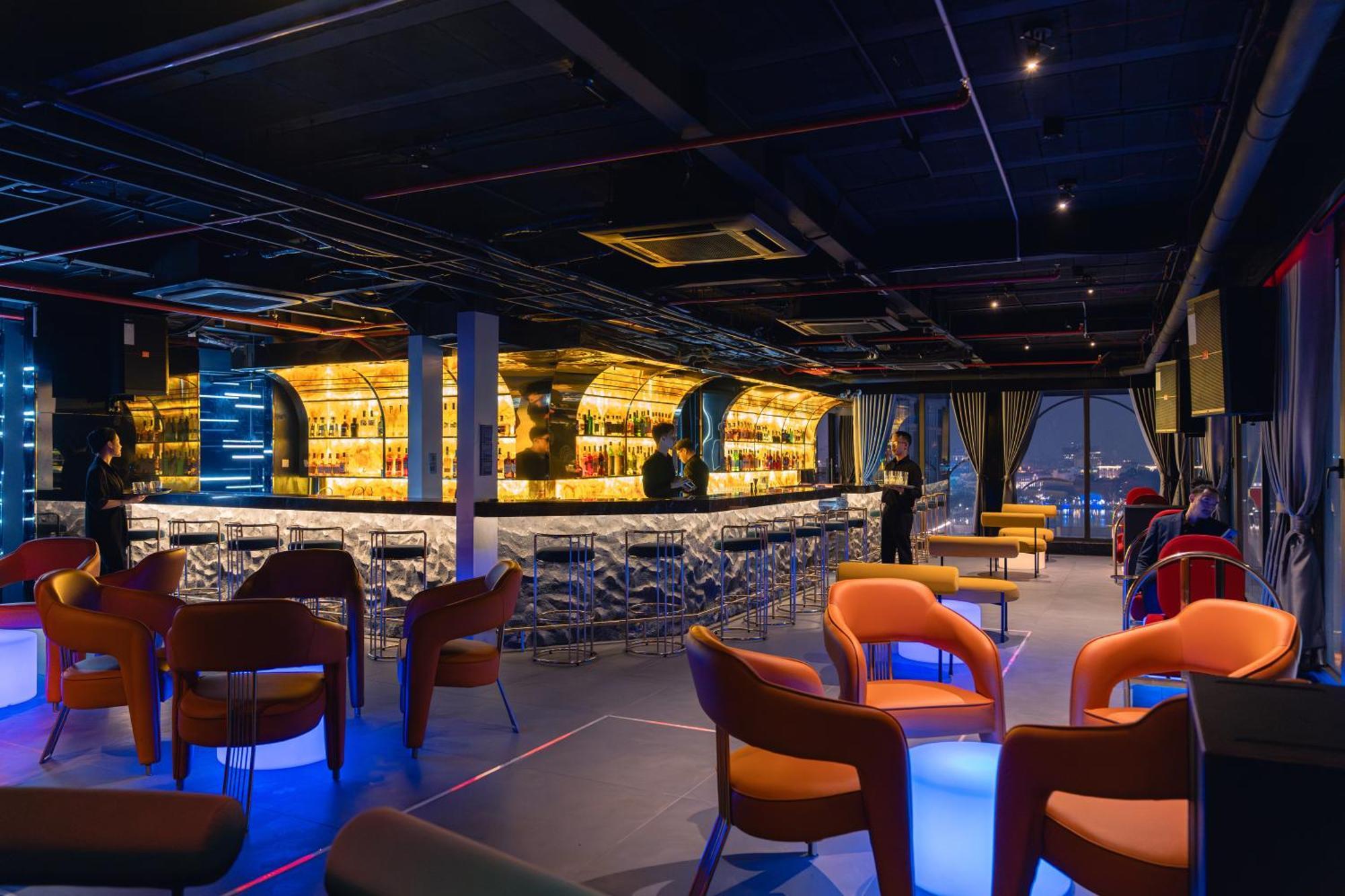 May De Ville Lakeside Hotel Hanoj Exteriér fotografie Skyline Bar