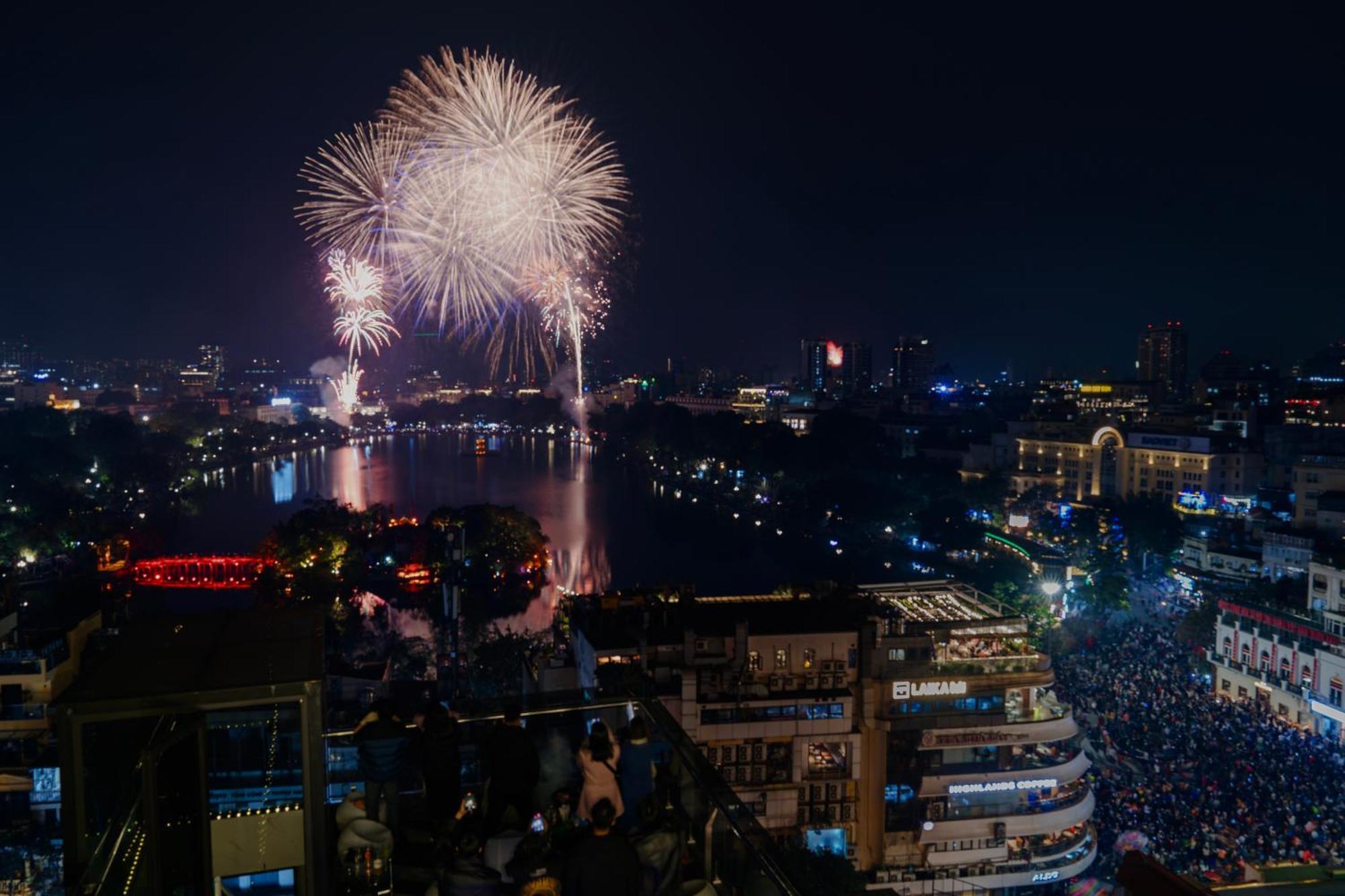May De Ville Lakeside Hotel Hanoj Exteriér fotografie Fireworks at the Danube Festival