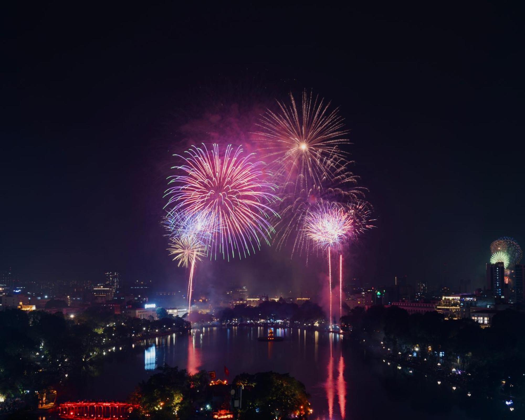 May De Ville Lakeside Hotel Hanoj Exteriér fotografie Fireworks at the 2013 National Day Parade