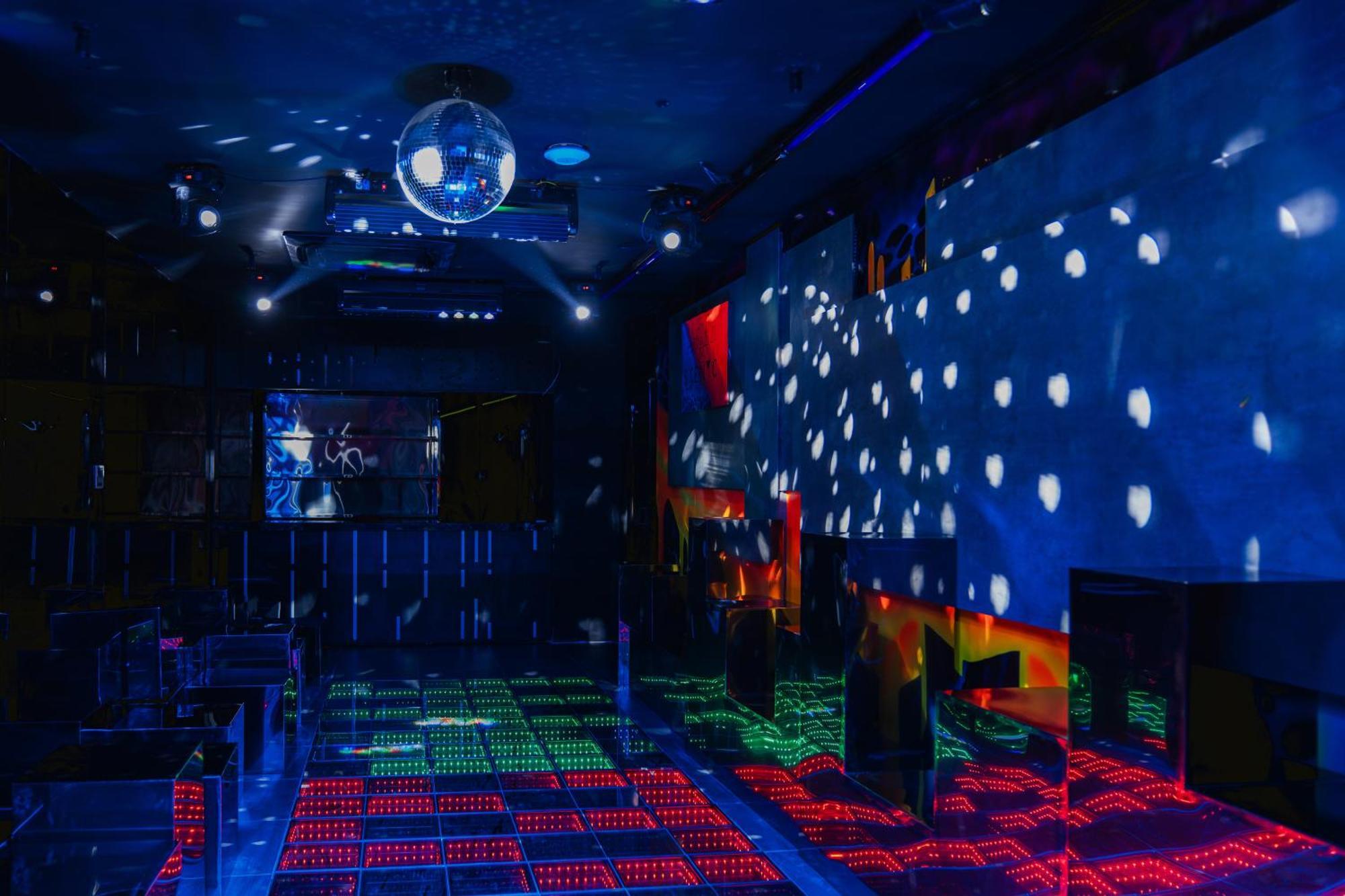 May De Ville Lakeside Hotel Hanoj Exteriér fotografie The nightclub