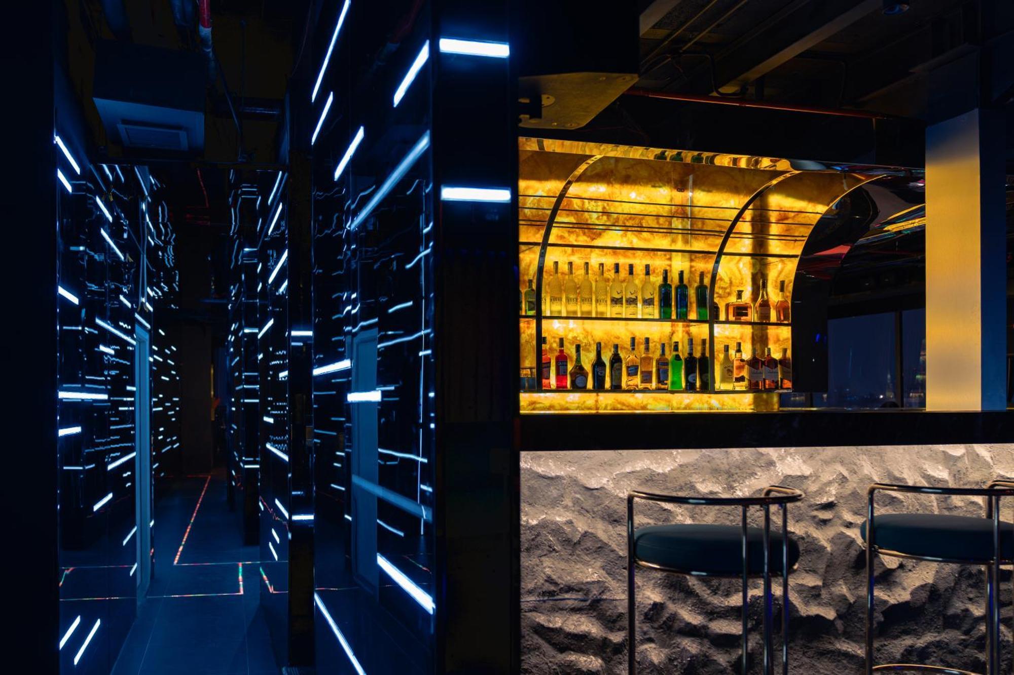 May De Ville Lakeside Hotel Hanoj Exteriér fotografie The bar at the 360° Ice Bar