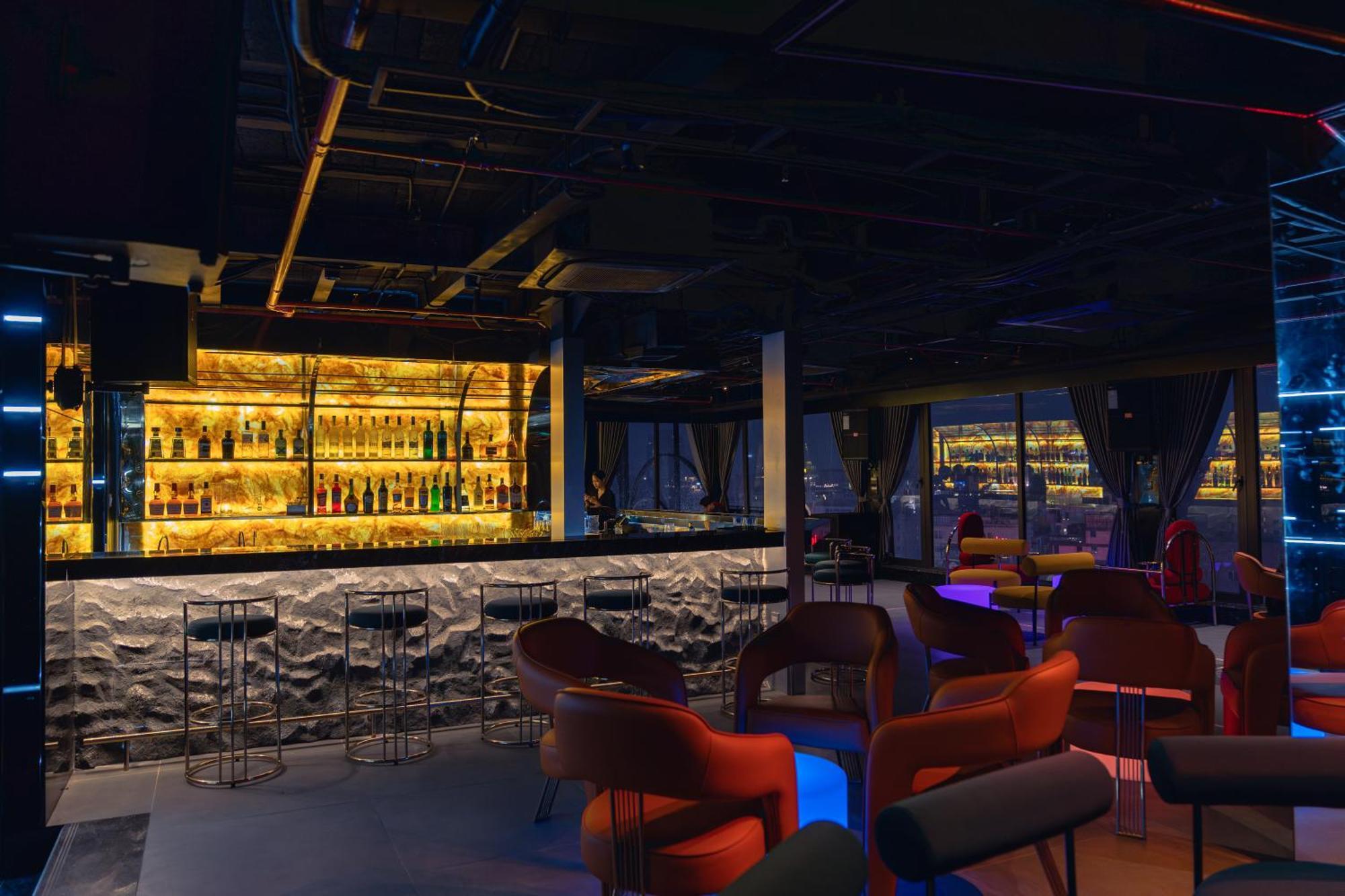 May De Ville Lakeside Hotel Hanoj Exteriér fotografie The bar at the 101 bar