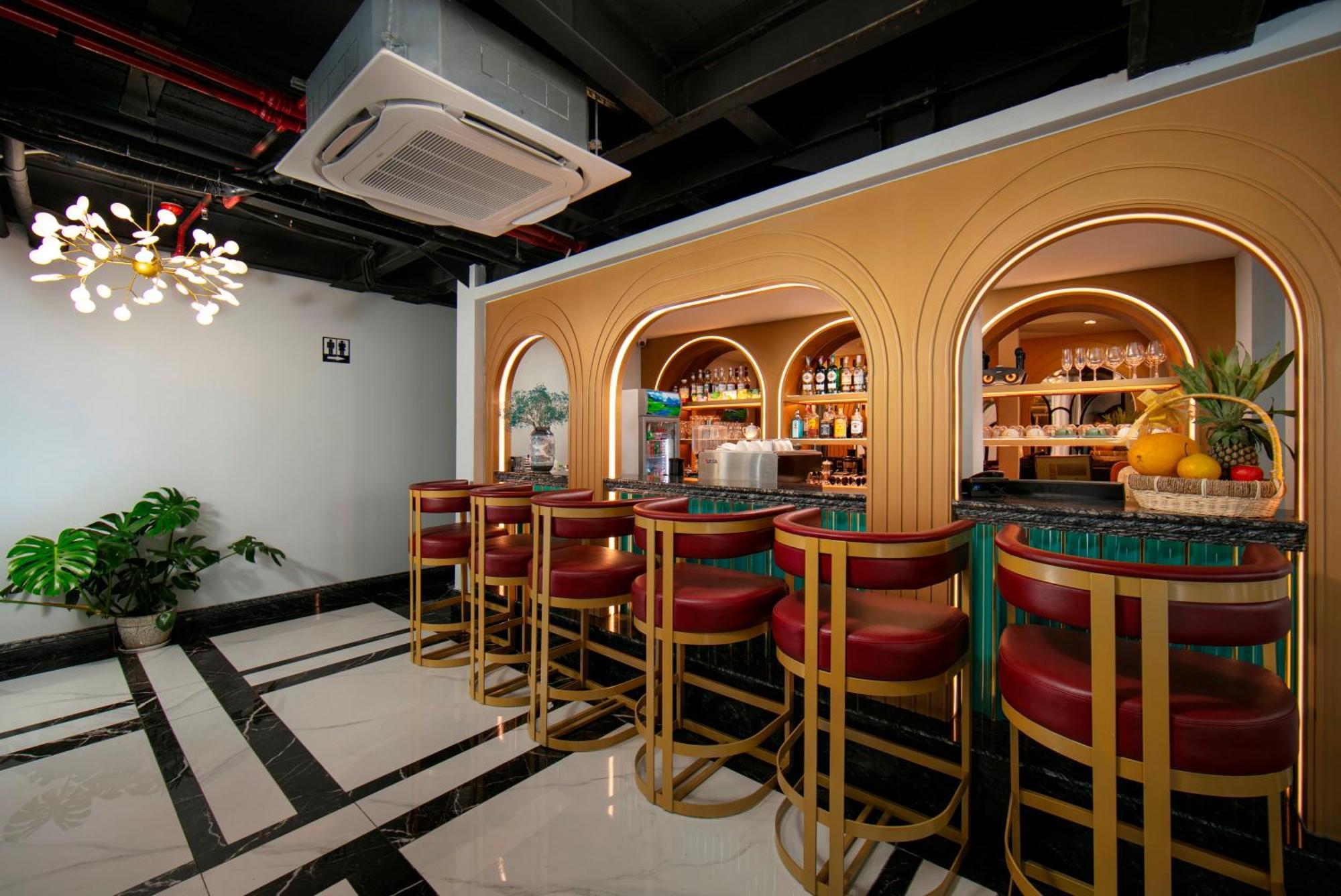 May De Ville Lakeside Hotel Hanoj Exteriér fotografie The bar at the hotel