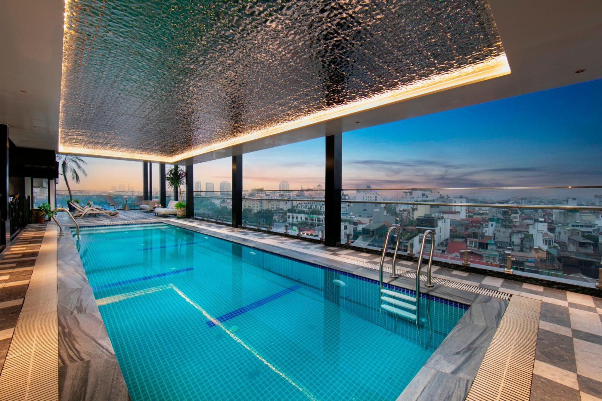 May De Ville Lakeside Hotel Hanoj Exteriér fotografie The swimming pool at the 360° Sky Lounge