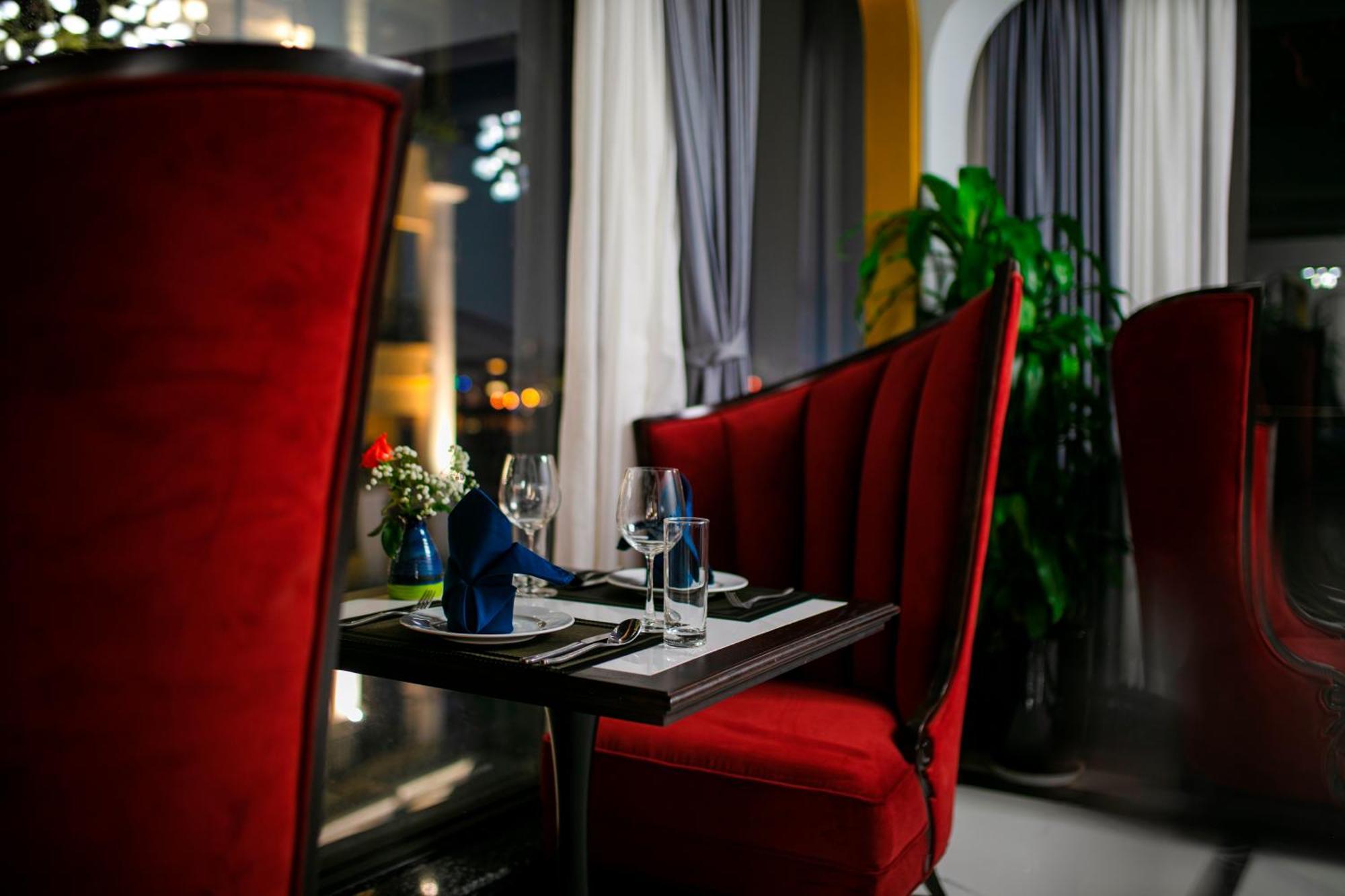 May De Ville Lakeside Hotel Hanoj Exteriér fotografie Restaurant interior