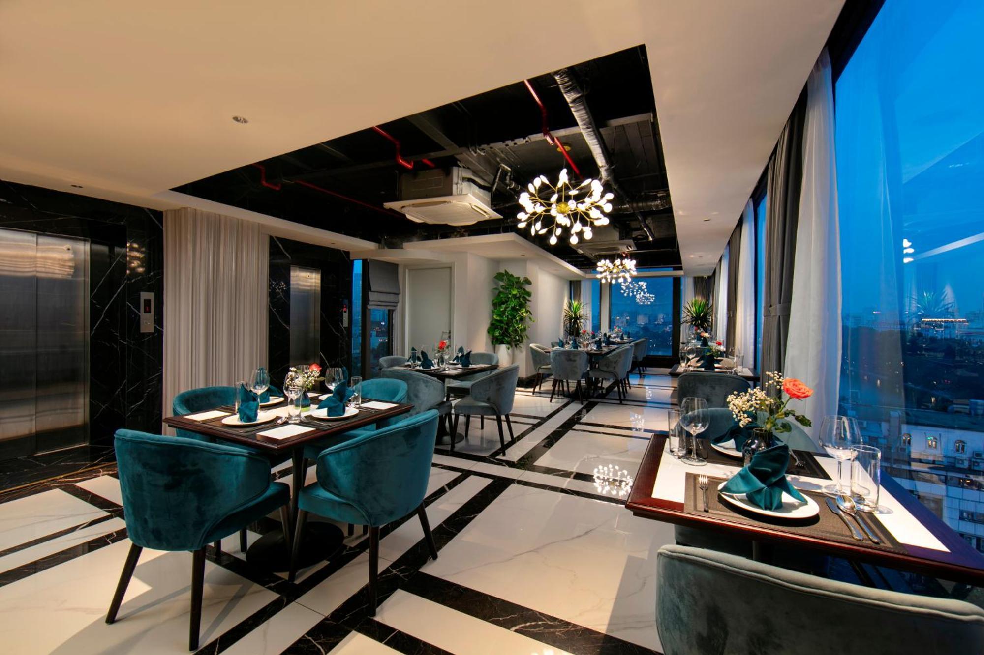 May De Ville Lakeside Hotel Hanoj Exteriér fotografie The 360 Restaurant