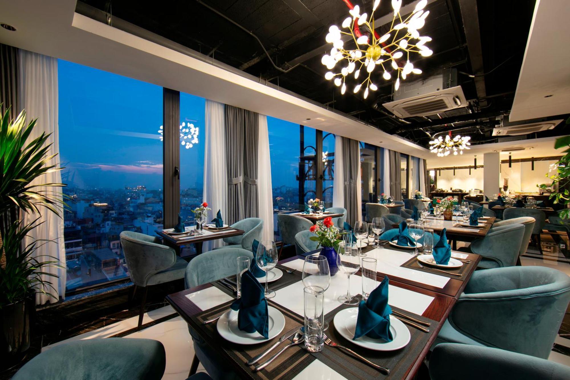 May De Ville Lakeside Hotel Hanoj Exteriér fotografie The 360 Restaurant