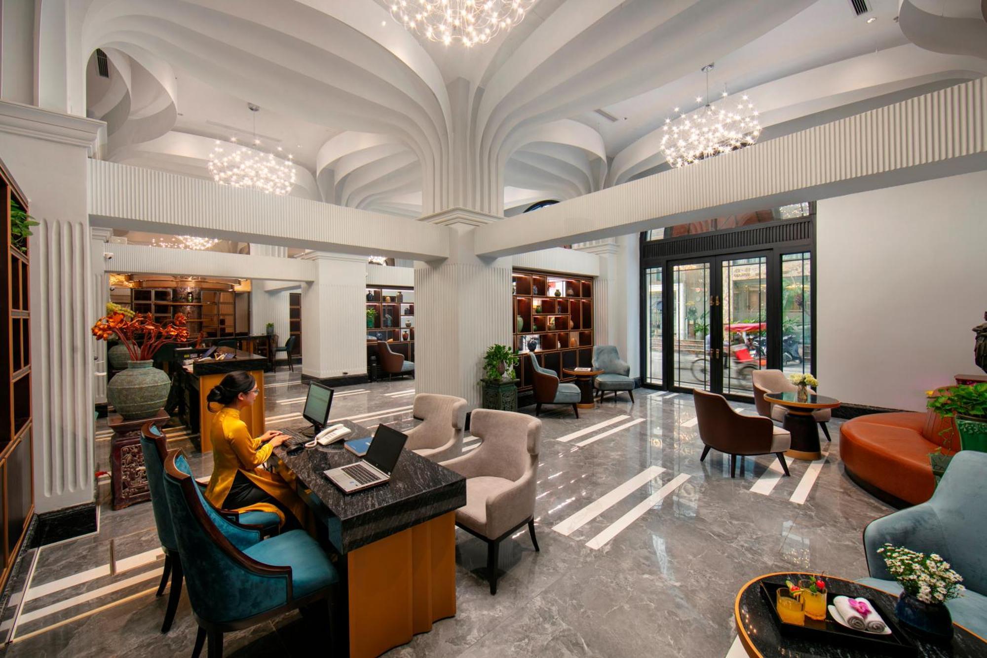 May De Ville Lakeside Hotel Hanoj Exteriér fotografie Lobby