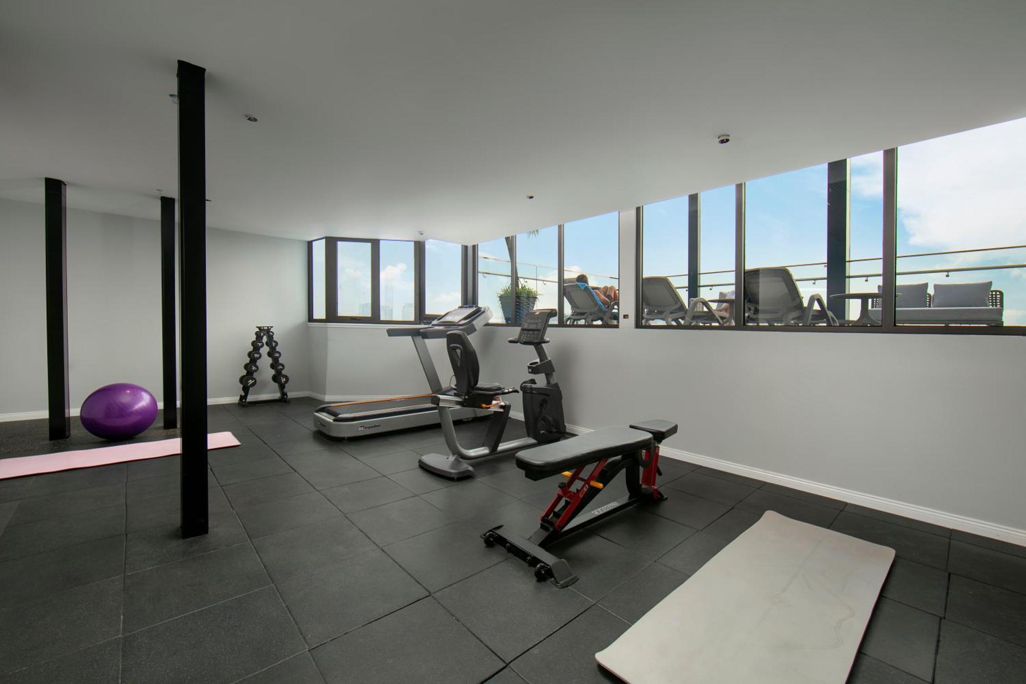 May De Ville Lakeside Hotel Hanoj Exteriér fotografie The gym at the 1001 apartment complex