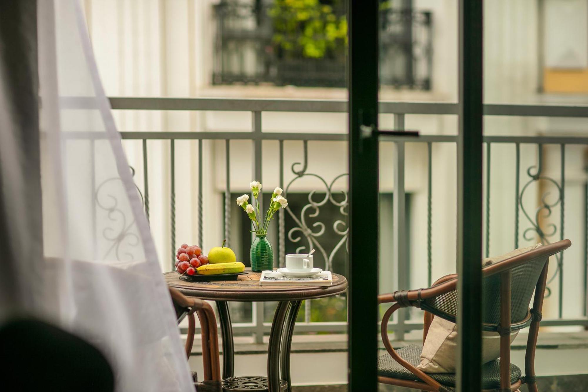 May De Ville Lakeside Hotel Hanoj Exteriér fotografie A balcony in a hotel room