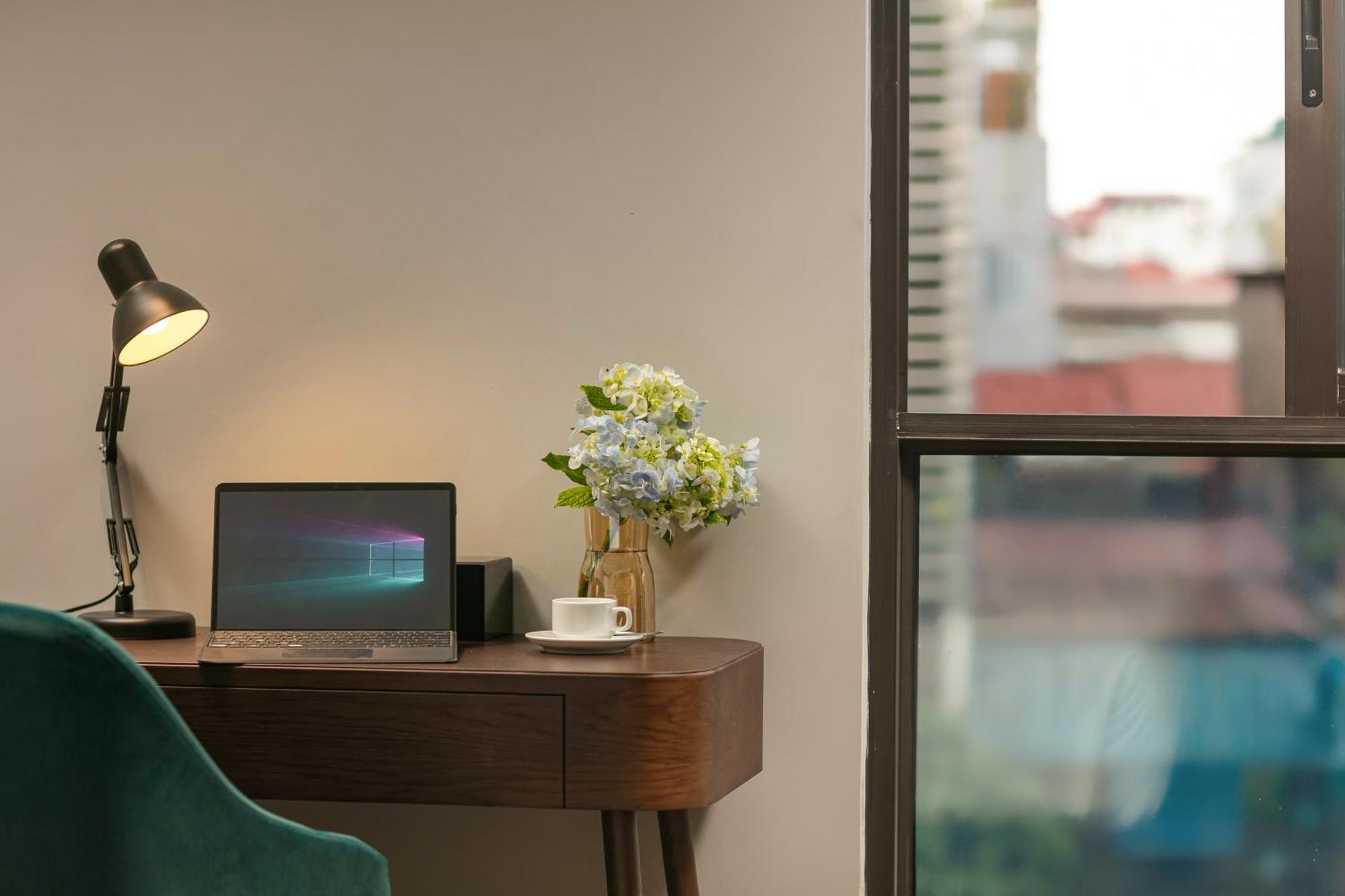 May De Ville Lakeside Hotel Hanoj Exteriér fotografie A Microsoft Surface Pro 4