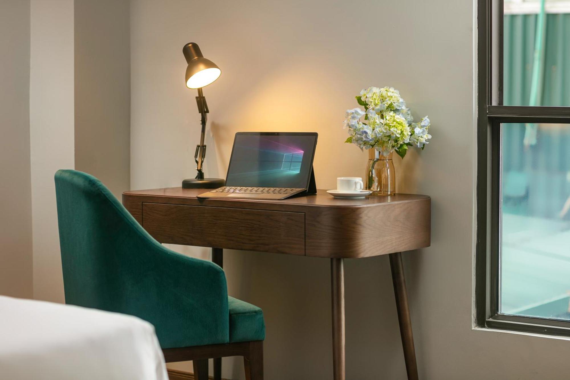 May De Ville Lakeside Hotel Hanoj Exteriér fotografie A modern desk with a chair