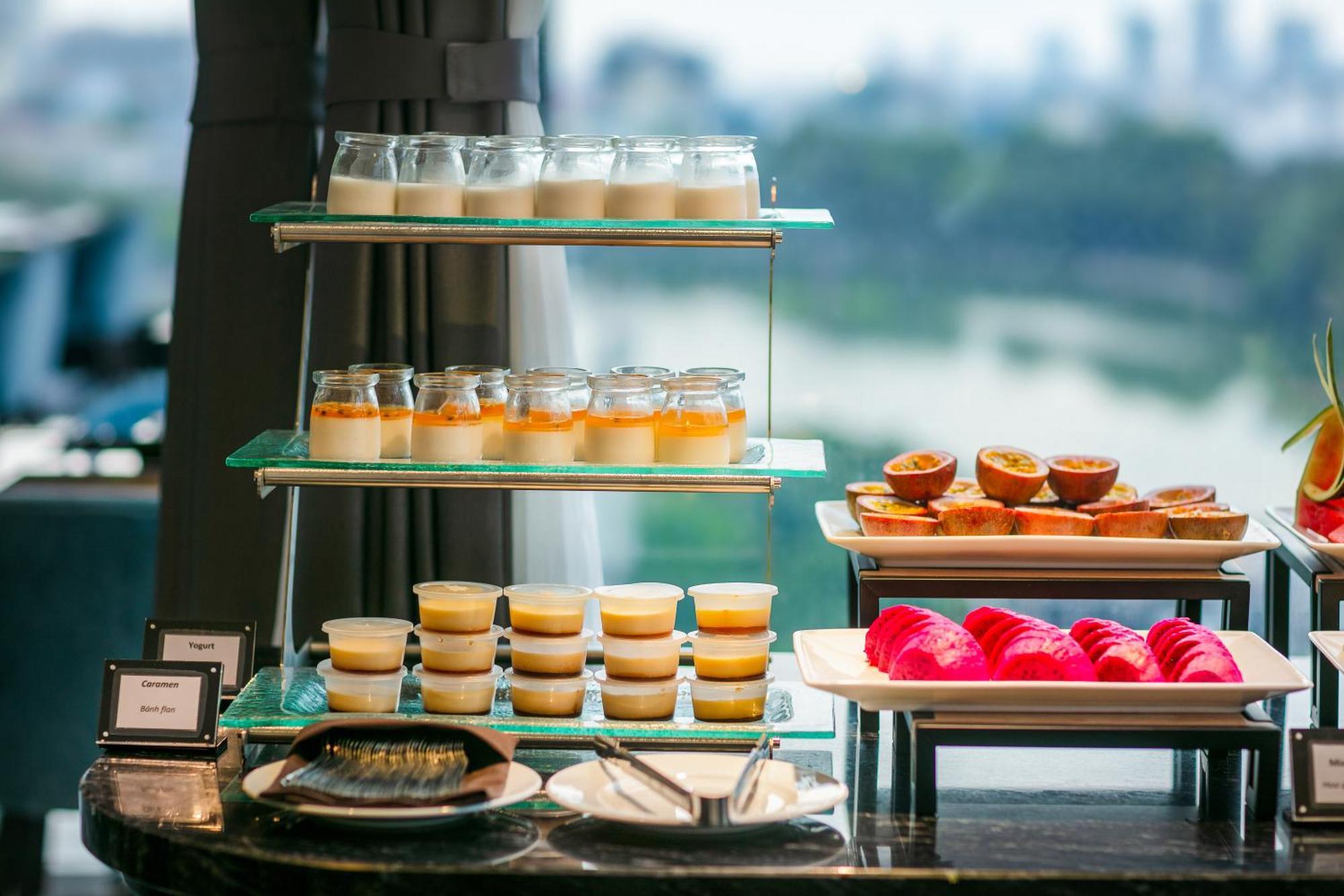 May De Ville Lakeside Hotel Hanoj Exteriér fotografie A dessert buffet