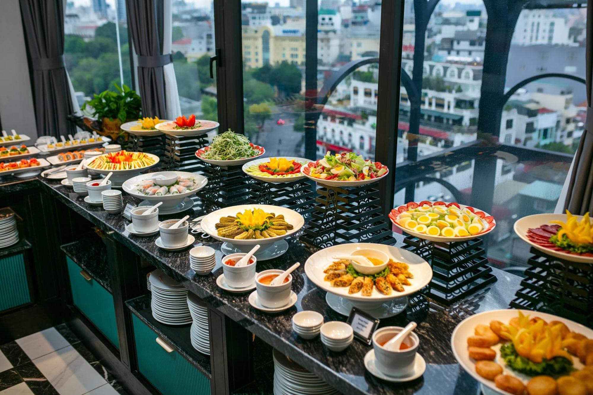 May De Ville Lakeside Hotel Hanoj Exteriér fotografie A buffet at a hotel