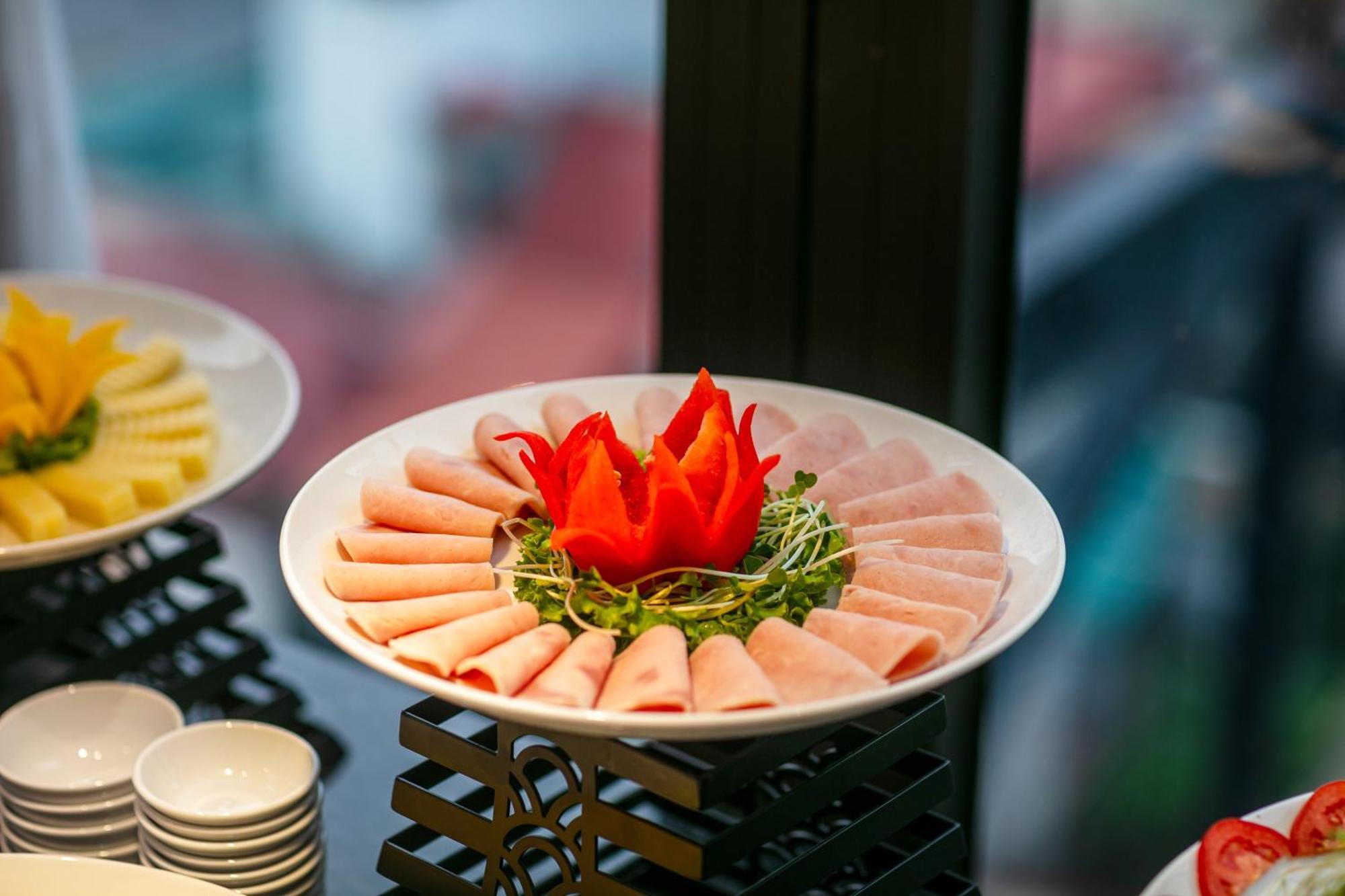 May De Ville Lakeside Hotel Hanoj Exteriér fotografie A platter of ham