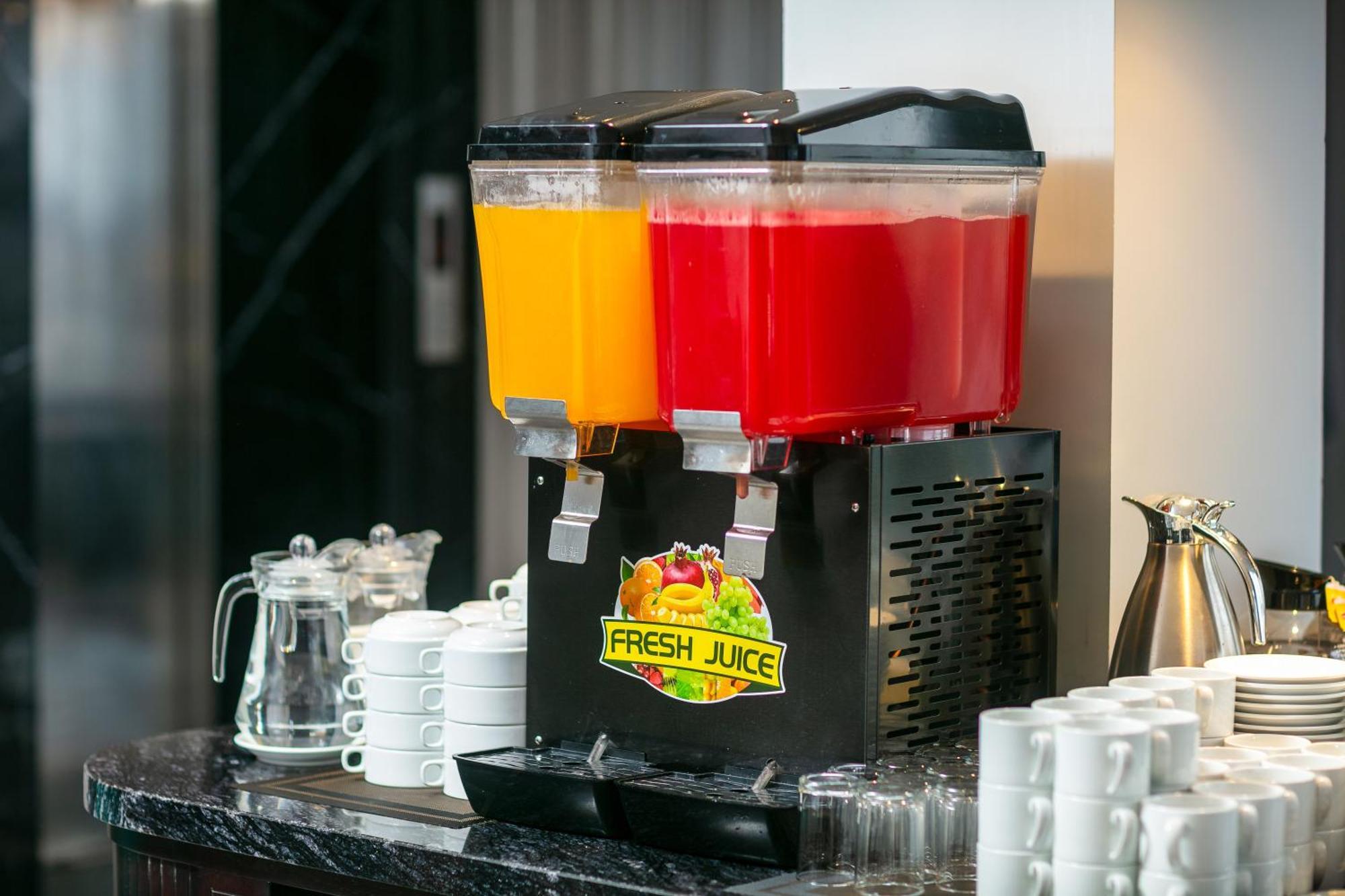 May De Ville Lakeside Hotel Hanoj Exteriér fotografie A juice dispenser