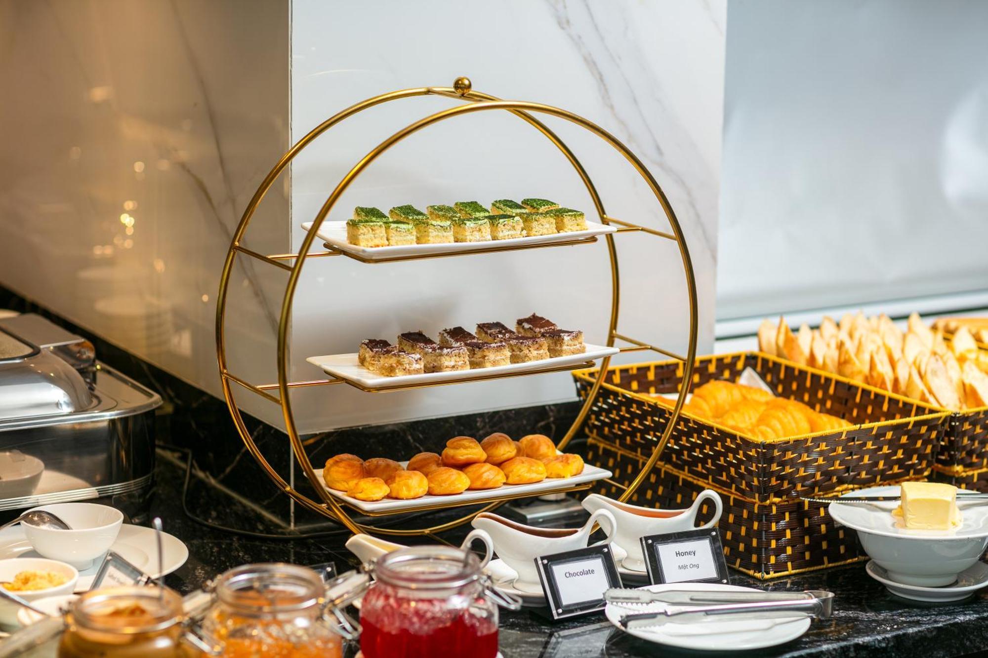 May De Ville Lakeside Hotel Hanoj Exteriér fotografie A tiered serving stand