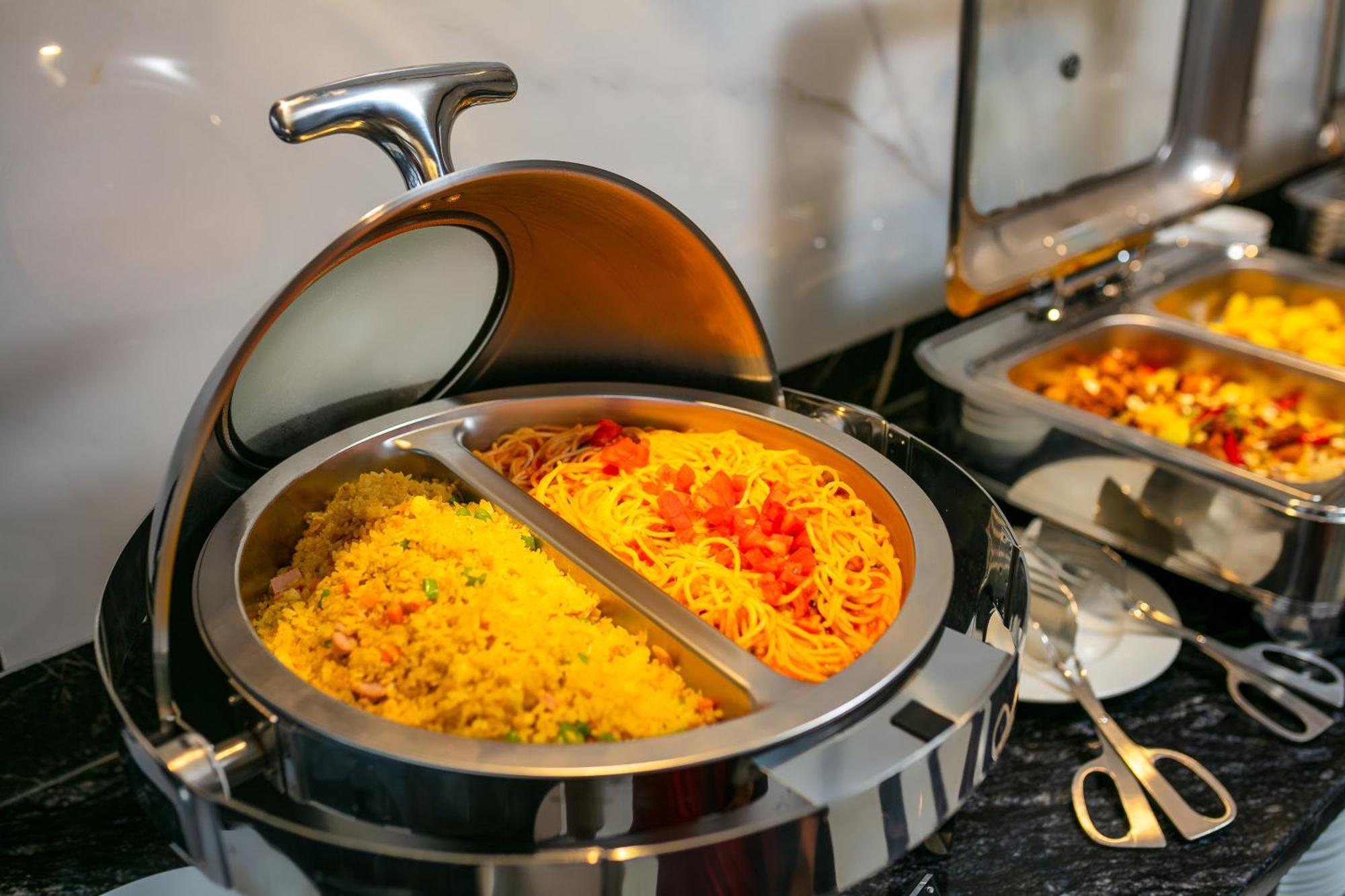 May De Ville Lakeside Hotel Hanoj Exteriér fotografie A chafing dish