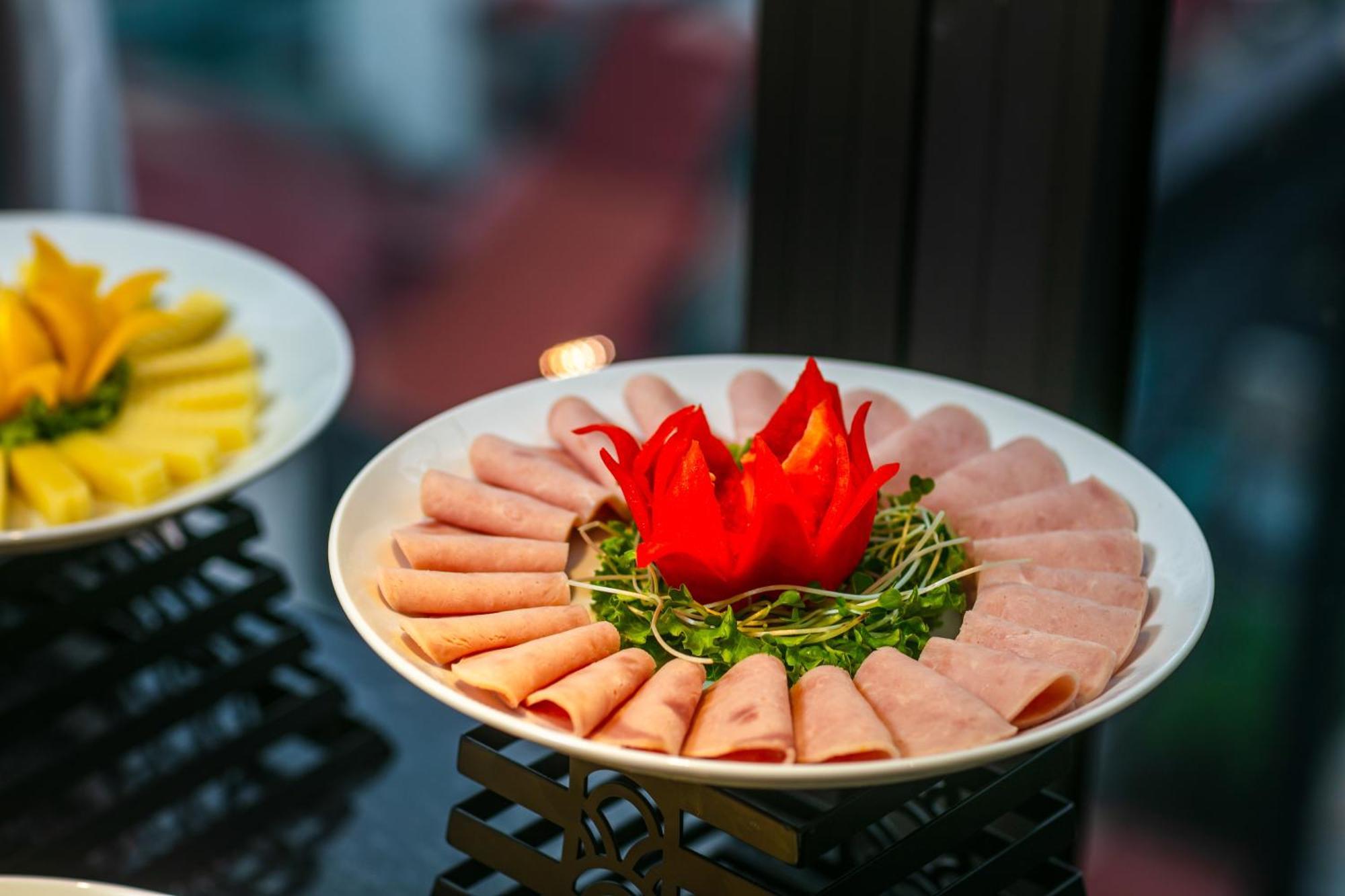 May De Ville Lakeside Hotel Hanoj Exteriér fotografie A platter of ham